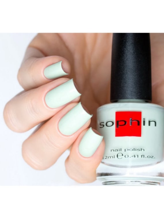 Hellminz Nagellack. Sophin 0341. Türkis Gefärbt. Sommer Pastell Maniküre. Hellgrüne Farbe. Natürlicher Nagel von sophincosmetics