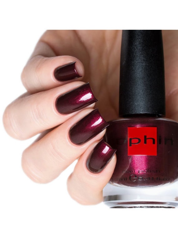 Weinroter Nagellack. Sophin 0153. Bordeaux Lackiert. Schimmerndes Finish. Vegane Kosmetik. Naturnägel Weinroter Nagellack. Sophin 0153. Bordeaux Lackiert. Schimmerndes Finish. Vegane Kosmetik. Naturnägel von sophincosmetics