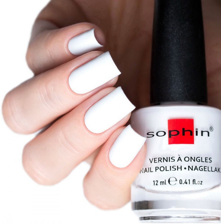 Weißer Nagellack. Hochglanz Finish. Veganer Lack. Schöne Maniküre. Natürliche Nägel. Vegane Kosmetik von sophincosmetics