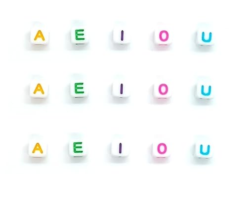 taffbeads 100 Stück 6 mm Würfel weiß + bunte A-Z Einzelbuchstaben Acryl Alphabet Perlen für DIY Handwerk oder Schmuckherstellung (Vokale) von taffbeads