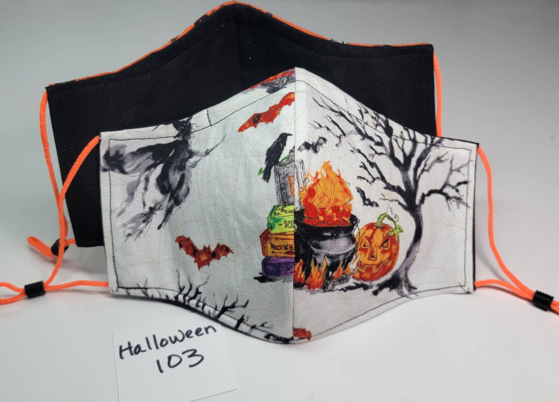 Halloween Witch Print Gesichtsmaske, Handgemacht, 100% Baumwolle, Waschbar, Wiederverwendbar, & Verstellbar von teebrrdsworkshop