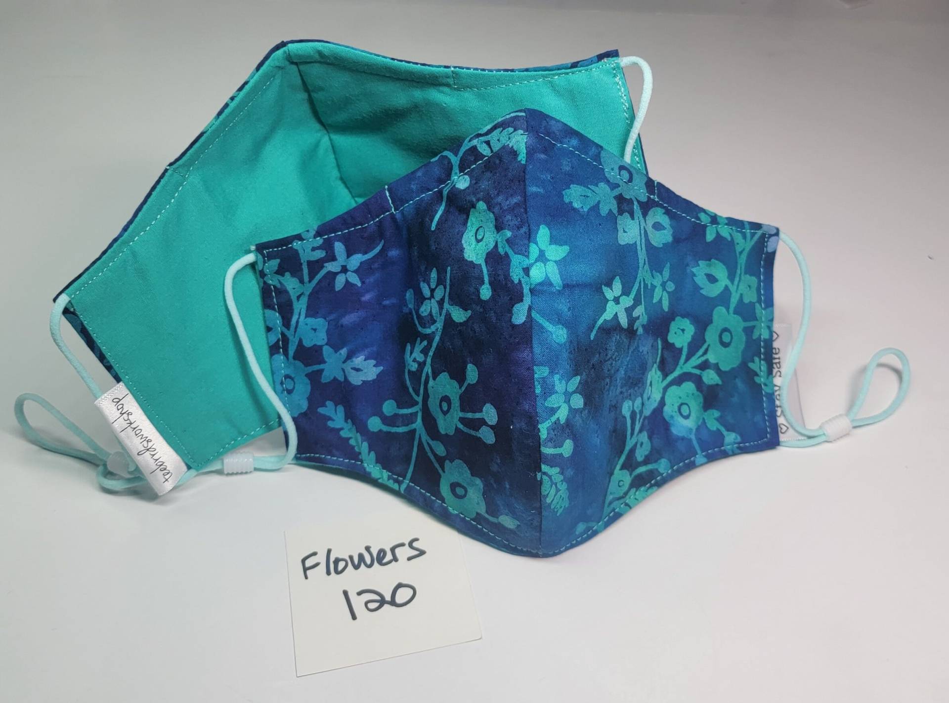 Sehr Hübsche Blaue Blumen Print Gesichtsmaske, Handarbeit, 100% Baumwolle, Waschbar, Wiederverwendbar, & Verstellbar von teebrrdsworkshop