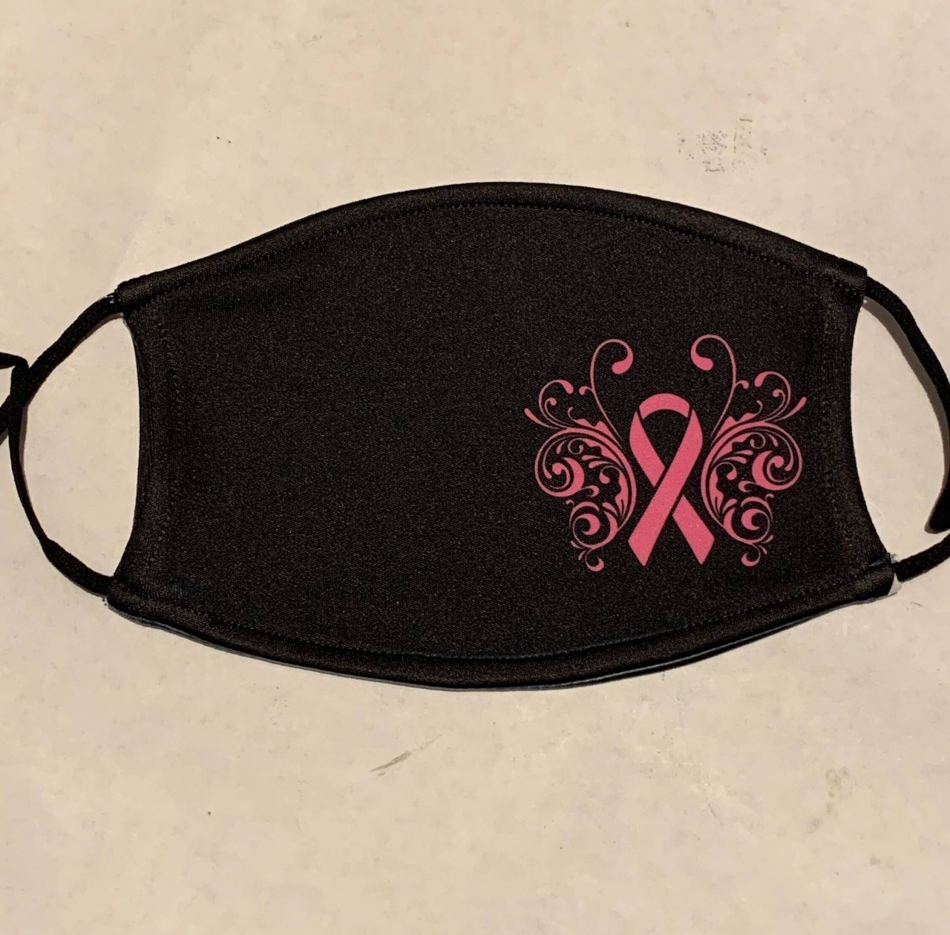 Brustkrebs Rosa Band Auf Schwarzer Gesichtsmaske Mit Filtertasche von theGraphikShop