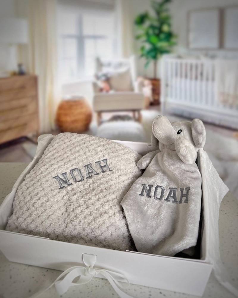 Personalisierte Babydecke, Personalisierte Babytröster, Geschenksetoptionen, Grauer Elefant, Graue Tröster, Neues Babygeschenk, Geschenk Für Baby von thebababee