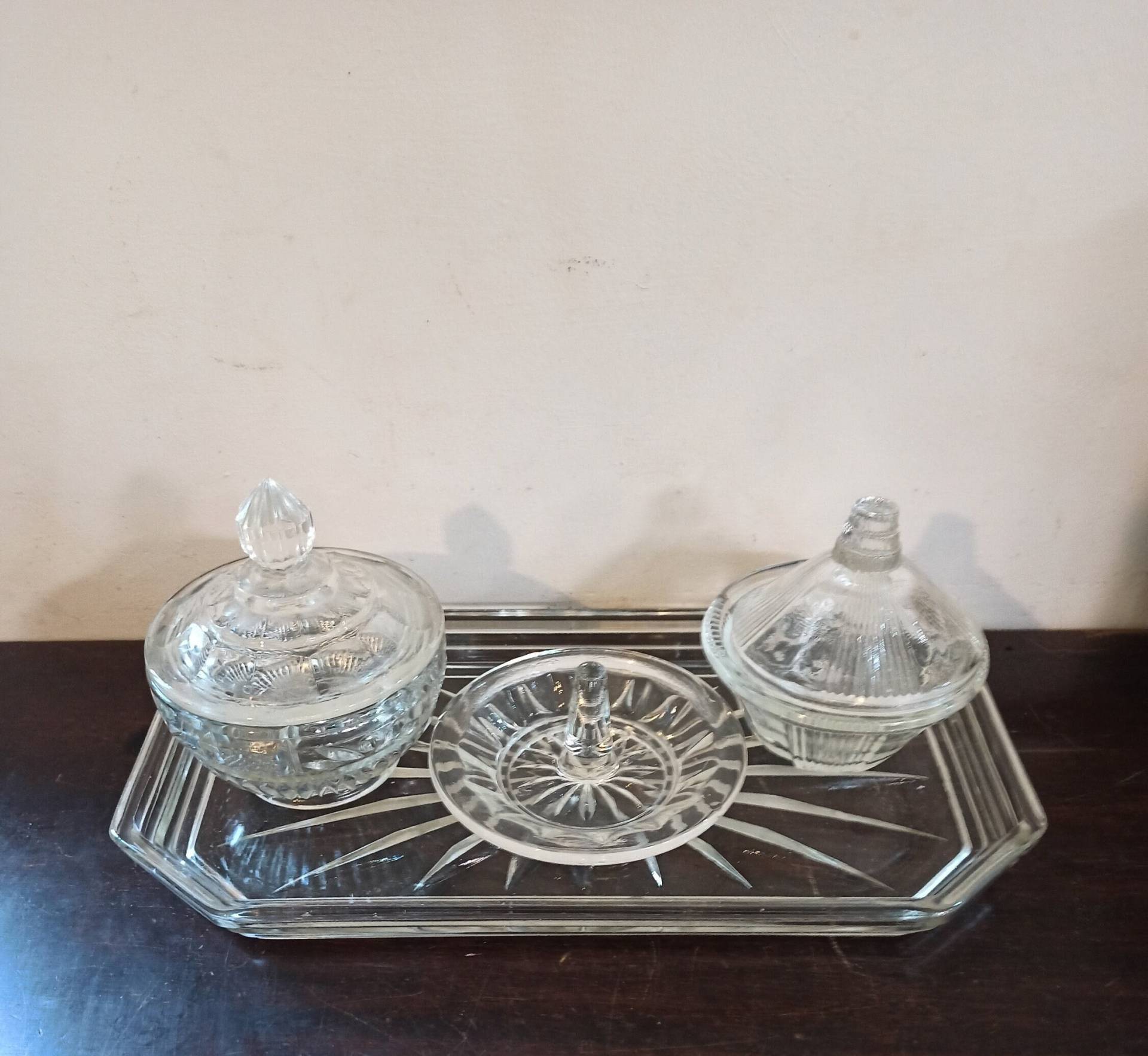 Schminktisch Vanity Set. 2 X Pulvergläser Und 1 Ringhalter. Guter Zustand Schminktisch Vanity Set. 2 X Pulvergläser Und 1 Ringhalter. Guter Zustand von thebricabracboutique