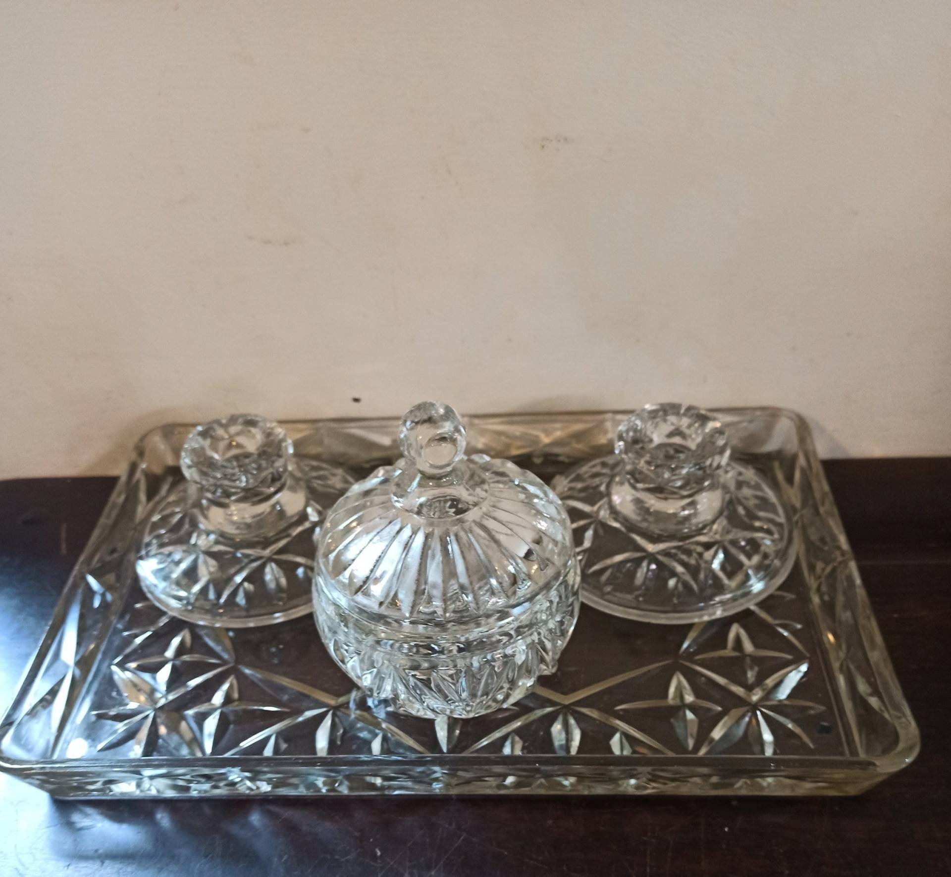 Vintage 4 Teilige Glas Waschtisch Set. Sehr Guter Zustand. 2 X Kleine Kerzenständer, 1 Pulverglas Tablett Vintage 4 Teilige Glas Waschtisch Set. Sehr Guter Zustand. 2 X Kleine Kerzenständer, 1 Pulverglas Tablett von thebricabracboutique