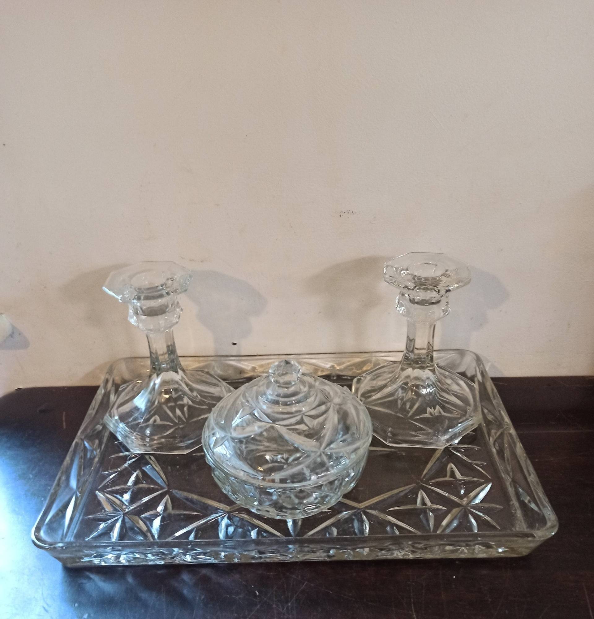 Vintage Glas Frisiertisch Waschtisch Set. 4 Stück. Sehr Guter Zustand Vintage Glas Frisiertisch Waschtisch Set. 4 Stück. Sehr Guter Zustand von thebricabracboutique