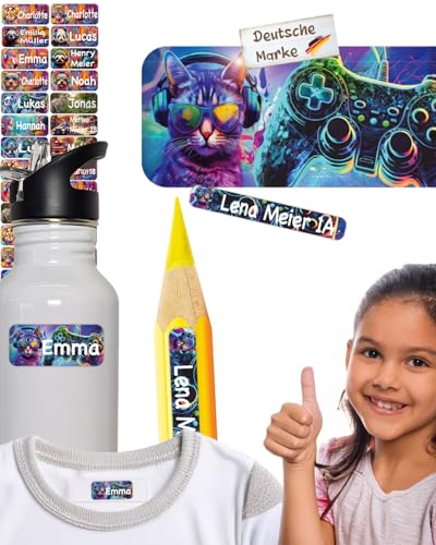 tjapalo® 100 Stück Gamer Namensaufkleber Kinder Kleidung & Stifte Wasch/-Spülmaschinenfest Namensschilder für Kleidung namensetiketten Kinder Fußball Aufkleber mit Namen Schule & Kita (AF10) von tjapalo
