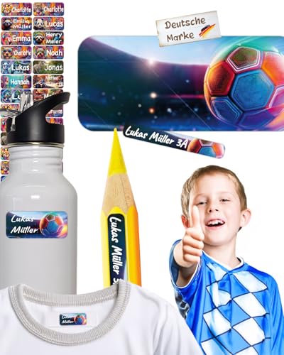 tjapalo® 100Stück Namensaufkleber Kinder Kleidung & Stifte Wasch/-Spülmaschinenfest Namensschilder für Kleidung Jungen namensetiketten Kinder Fußball Aufkleber mit Namen Schule & Kita AF16 von tjapalo