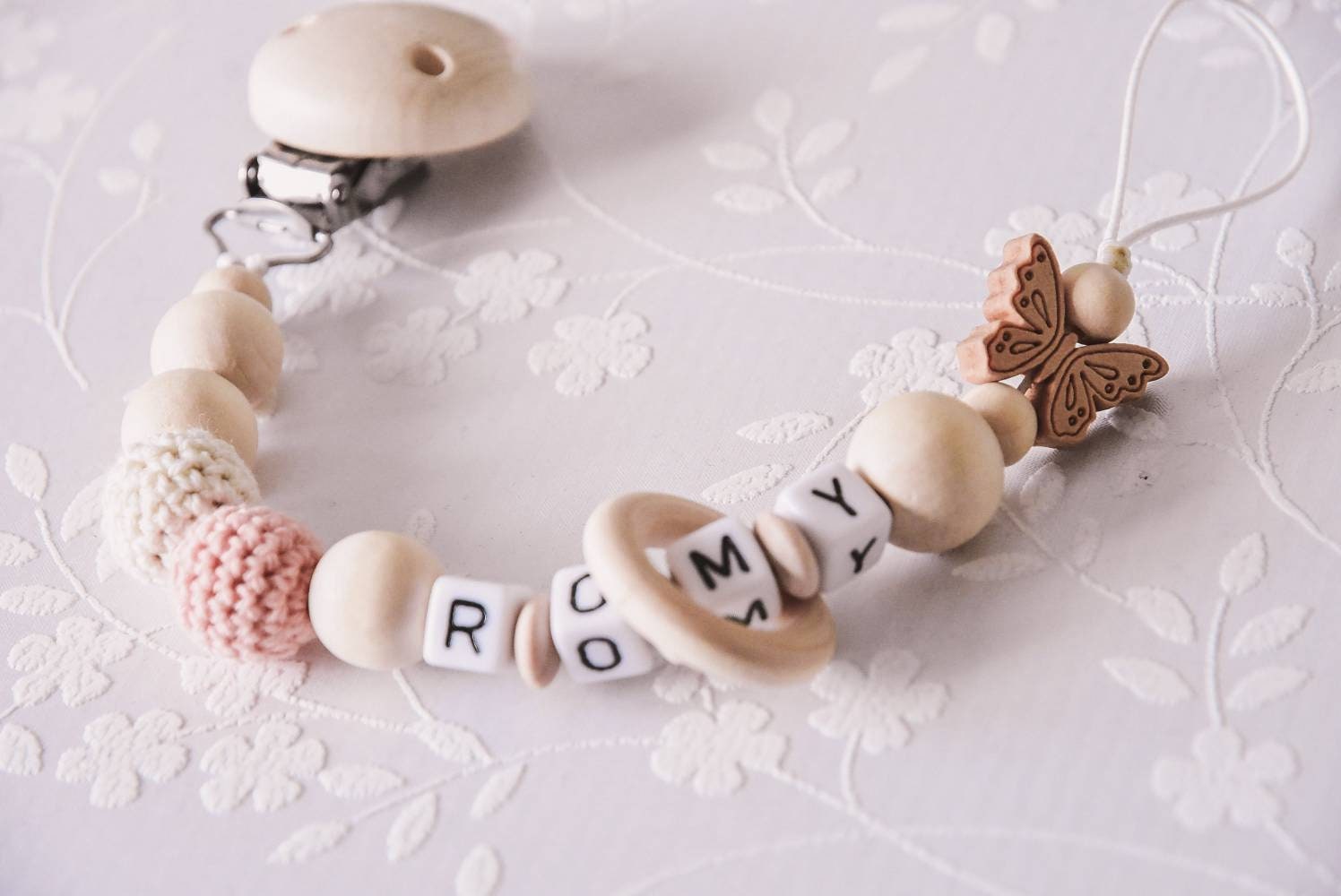 Schnullerkette Holz Natur Baby Zahnen Geschenk Geburt Junge Mädchen Mit Schmetterling Peach Chain Pacefier Schnullerkette Holz Natur Baby Zahnen Geschenk Geburt Junge Mädchen Mit Schmetterling Peach Chain Pacefier von tweetybabyshop24