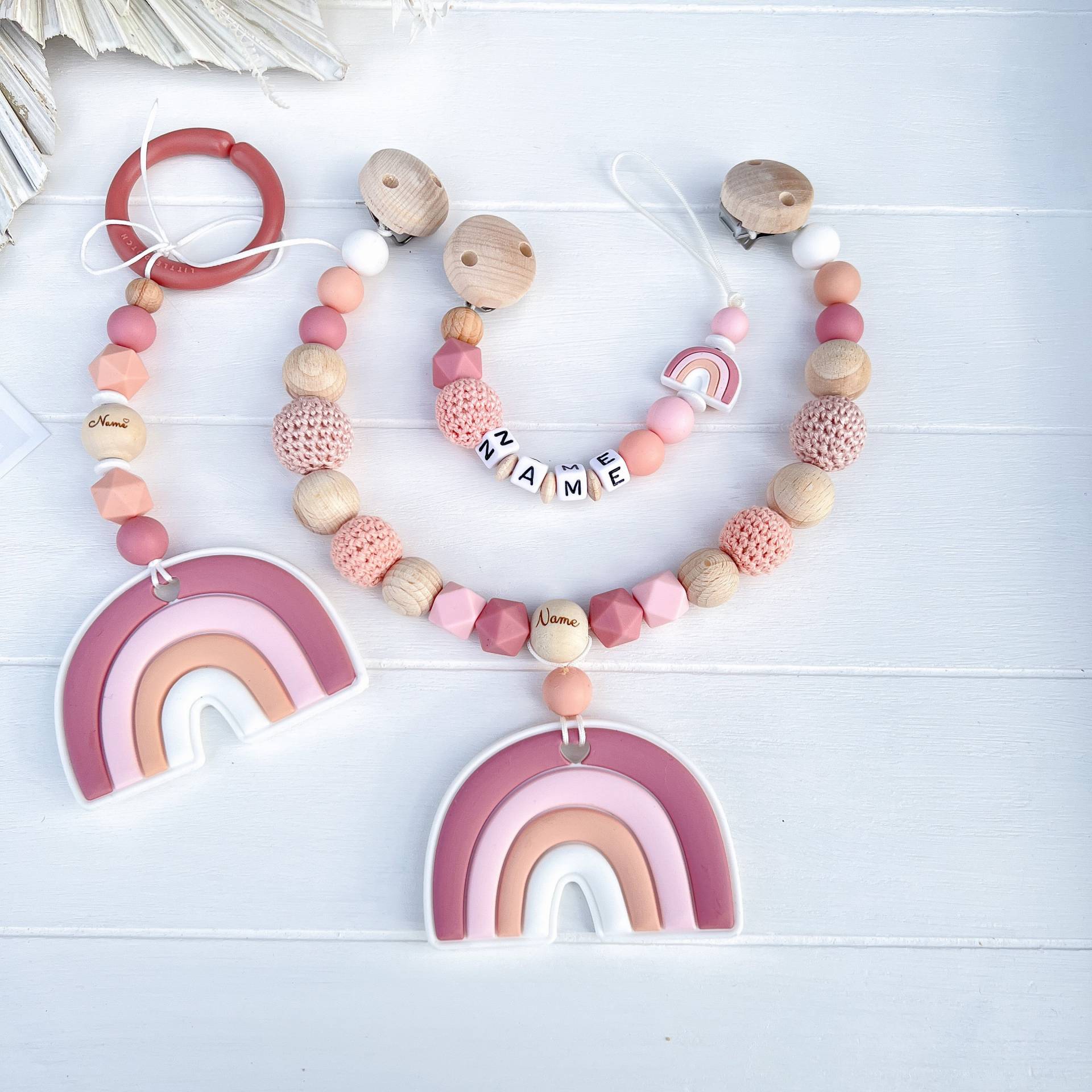 Set Baby Regenbogen Kinderwagenkette Schnullerkette Name Maxicosikette Anhänger Silikon Holz Natur Mädchen Rosa Set Baby Regenbogen Kinderwagenkette Schnullerkette Name Maxicosikette Anhänger Silikon Holz Natur Mädchen Rosa von tweetybabyshop24