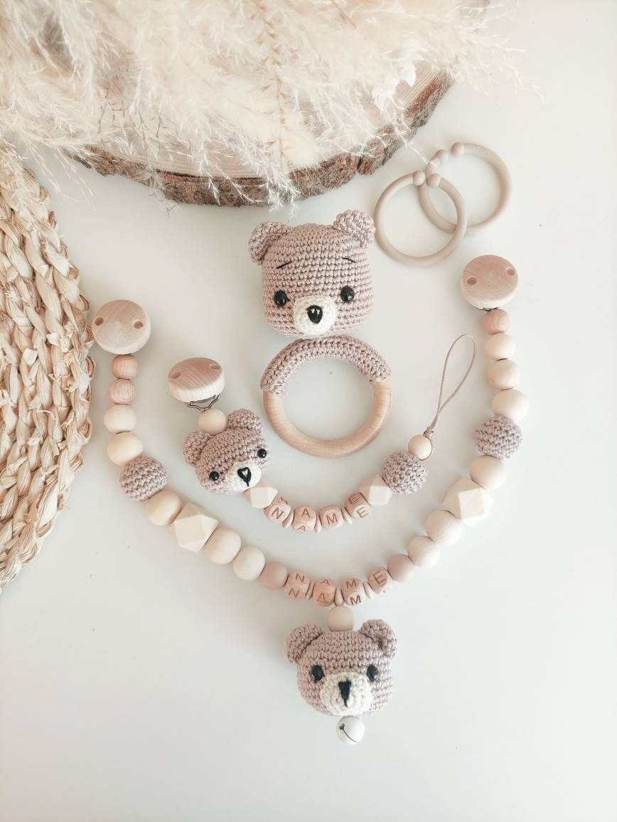 Set Kinderwagenkette Schnullerkette Häkel Bär Rassel Silikon Holz Natur Baby Bärchen Junge Amigurumi Häkeltier Creme Braun Geburt Set Kinderwagenkette Schnullerkette Häkel Bär Rassel Silikon Holz Natur Baby Bärchen Junge Amigurumi Häkeltier Creme Braun Geburt von tweetybabyshop24
