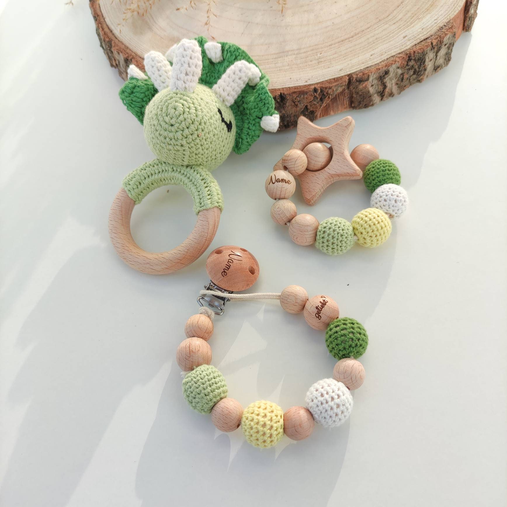Set Schnullerkette Häkel Dino Dinosaurier Rassel Rehkids Holz Natur Baby Mädchen Junge Amigurumi Häkeltier Gravur Grün Geburt Set Schnullerkette Häkel Dino Dinosaurier Rassel Rehkids Holz Natur Baby Mädchen Junge Amigurumi Häkeltier Gravur Grün Geburt von tweetybabyshop24