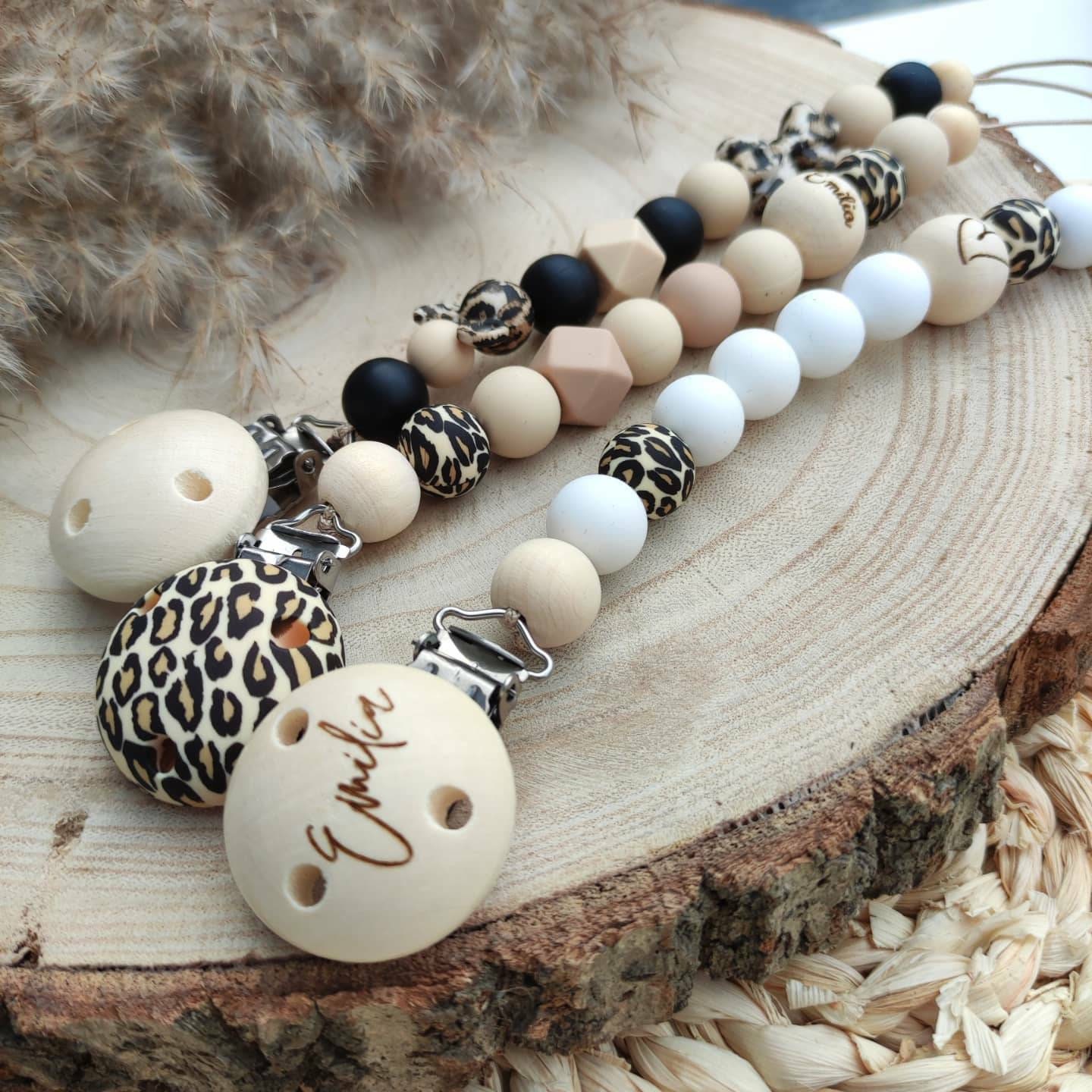 Silikon Schnullerkette Mit Wunschgravur Clip Name Viele Farben Holz Natur Baby Zahn Mädchen Junge Silikon Schnullerkette Mit Wunschgravur Clip Name Viele Farben Holz Natur Baby Zahn Mädchen Junge von tweetybabyshop24