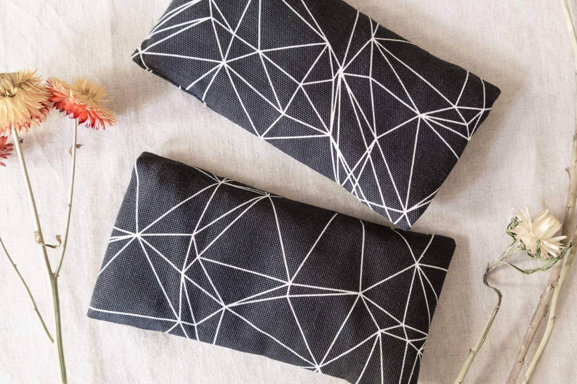 Augenkissen Schwarz Für Yoga Aus Baumwolle Mit Lavendel, Meditationskissen Geometrisch, Geschenk Yogis, Entspannung Die Augen Augenkissen Schwarz Für Yoga Aus Baumwolle Mit Lavendel, Meditationskissen Geometrisch, Geschenk Yogis, Entspannung Die Augen von vonpleissenstein