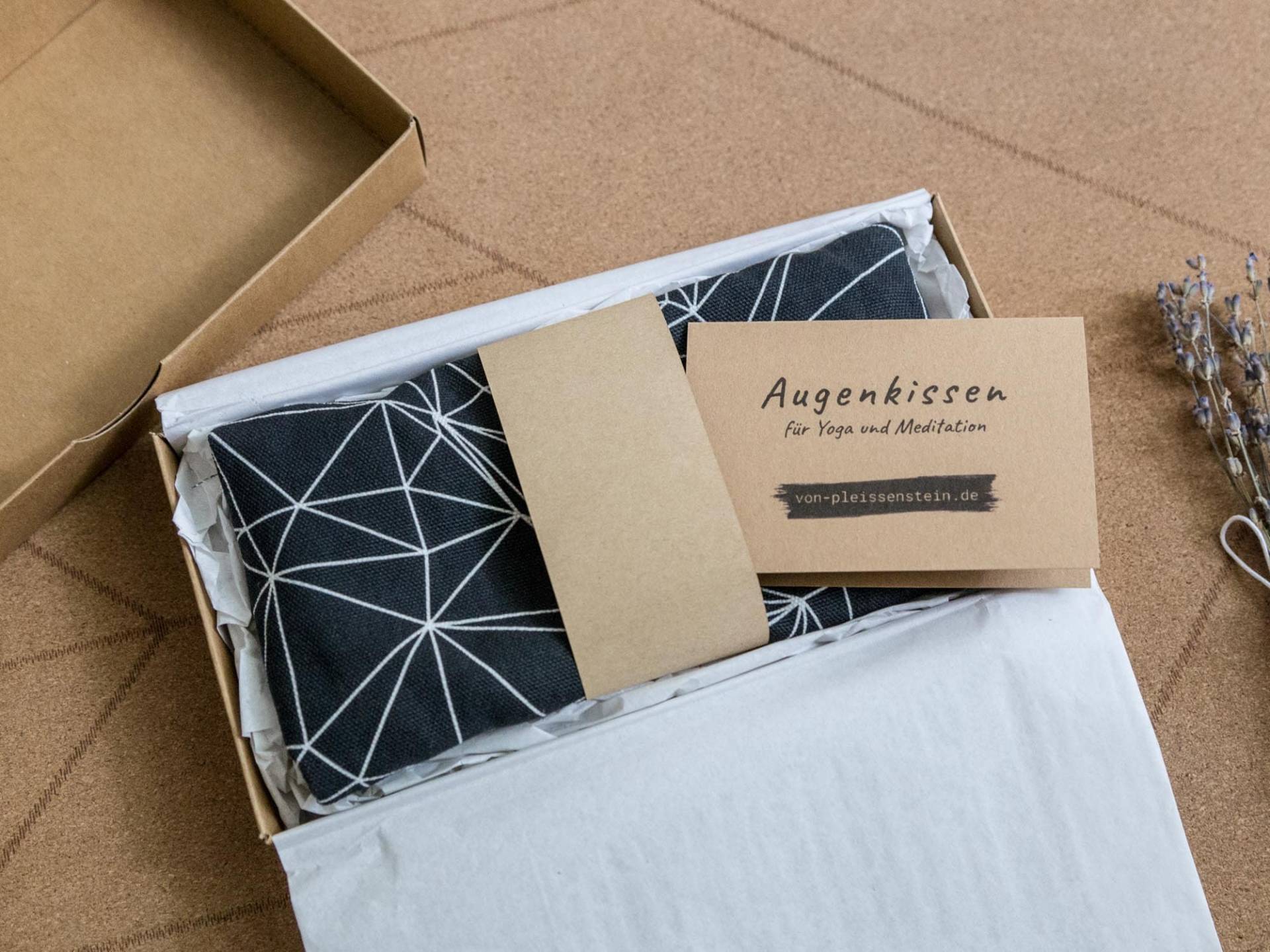xl Augenkissen in Geschenkbox, Yoga Meditation Geschenkset, Baumwolle Mit Lavendel Schwarz Und Weiß, Zubehör Für Yogis, Geschenk Geburtstag xl Augenkissen in Geschenkbox, Yoga Meditation Geschenkset, Baumwolle Mit Lavendel Schwarz Und Weiß, Zubehör Für Yogis, Geschenk Geburtstag von vonpleissenstein
