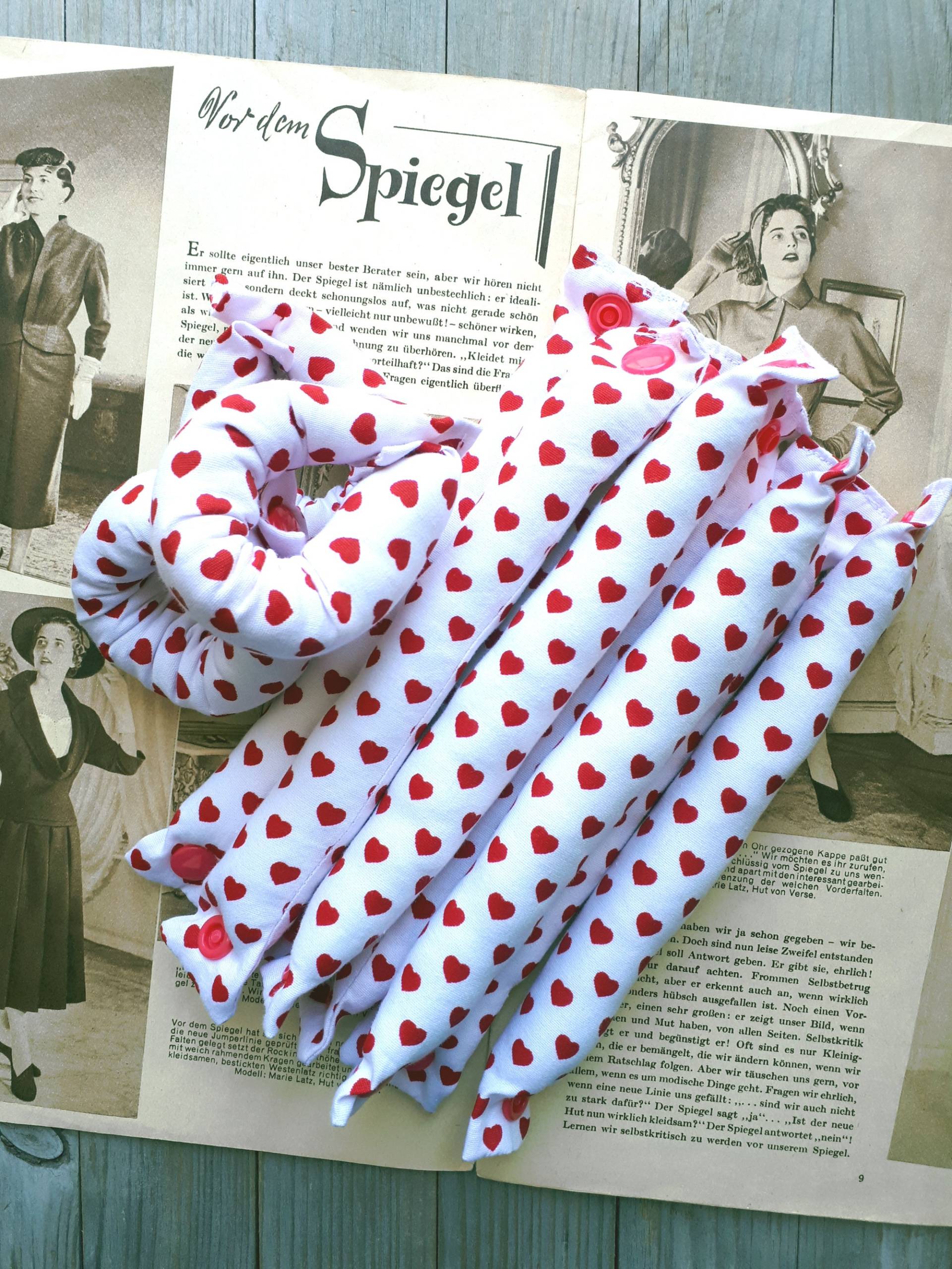 12Er Set Schlafwickler Mit Druckknopf Herzchenmuster Herz Rot Weiß/Lockenwickler Ohne Hitze Für Die Nacht Haarwickler 12Er Set Schlafwickler Mit Druckknopf Herzchenmuster Herz Rot Weiß/Lockenwickler Ohne Hitze Für Die Nacht Haarwickler von zwoelftekojelinksDE